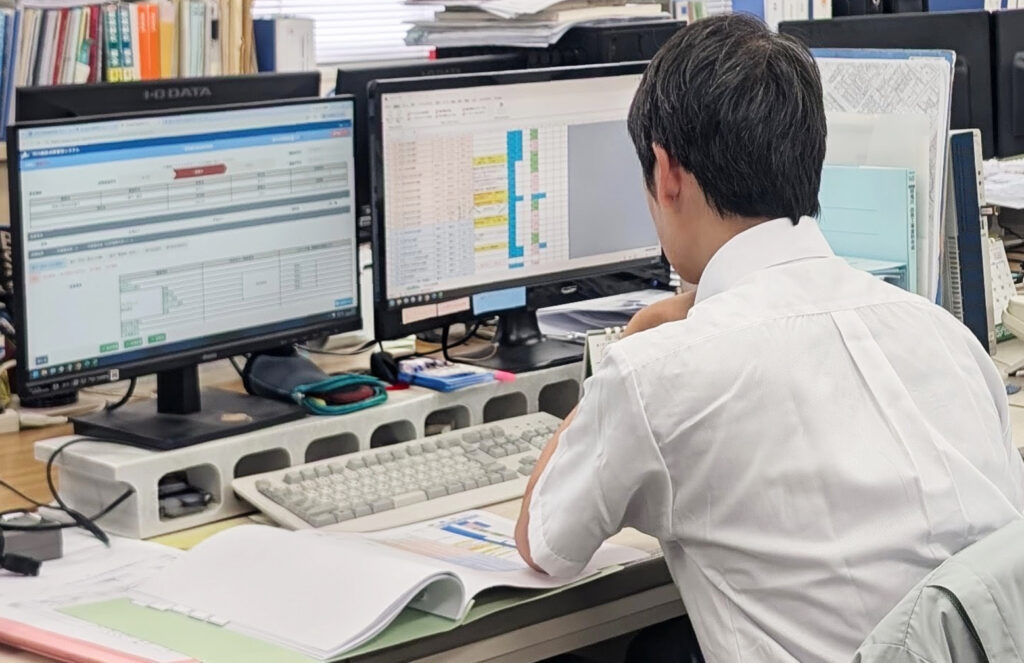パソコンで作業を行う様子