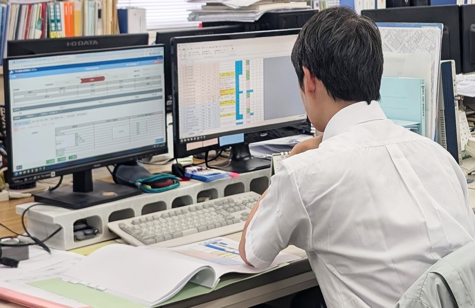 パソコンで作業中のスタッフ