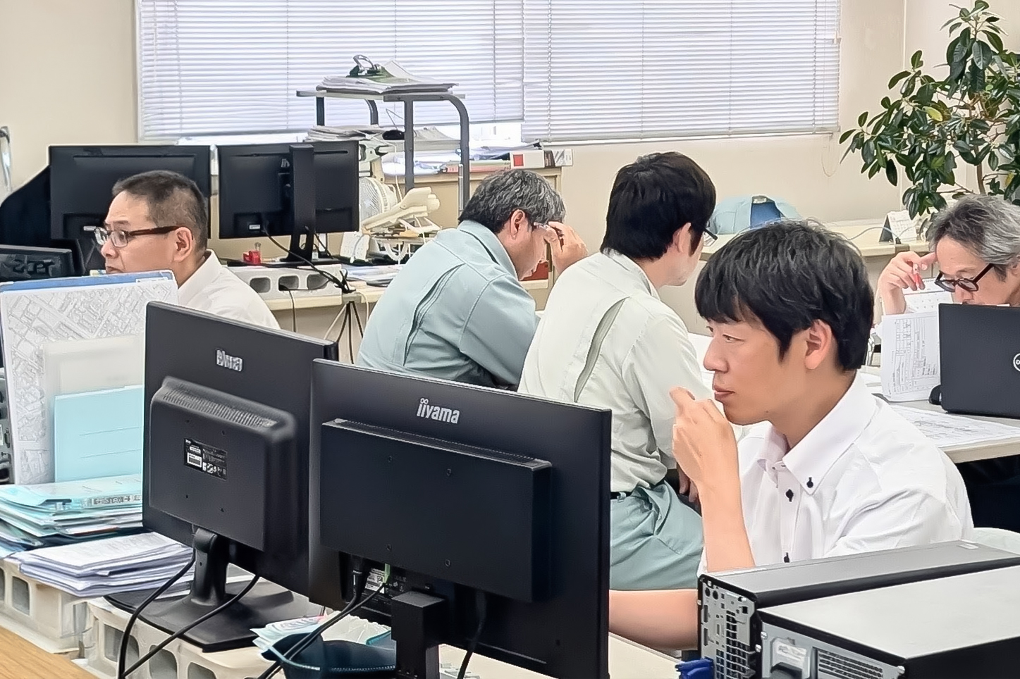 事務所で仕事中